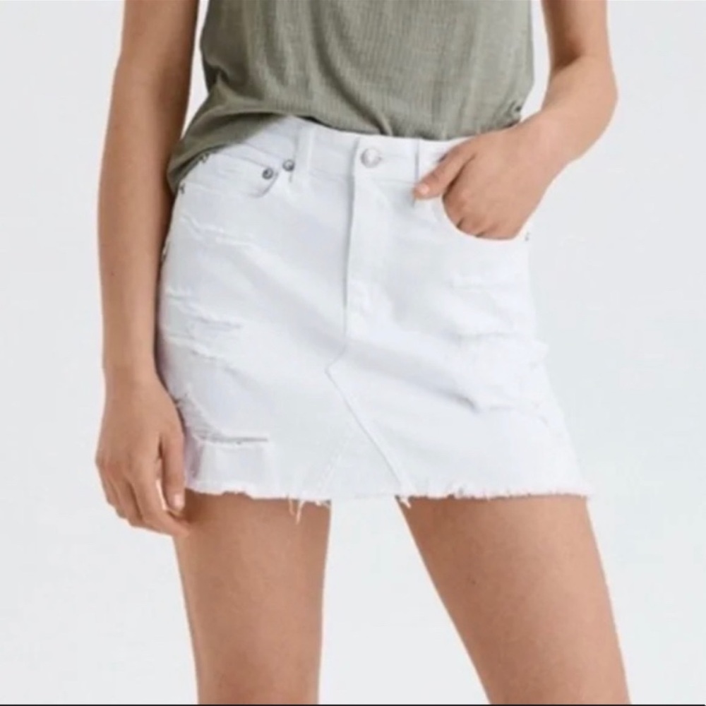 AMERICAN EAGLE DISTRESSED WHITE JEAN SKIRT, SIZE 00